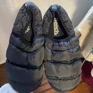 Bench puffer shoes with rubber soles